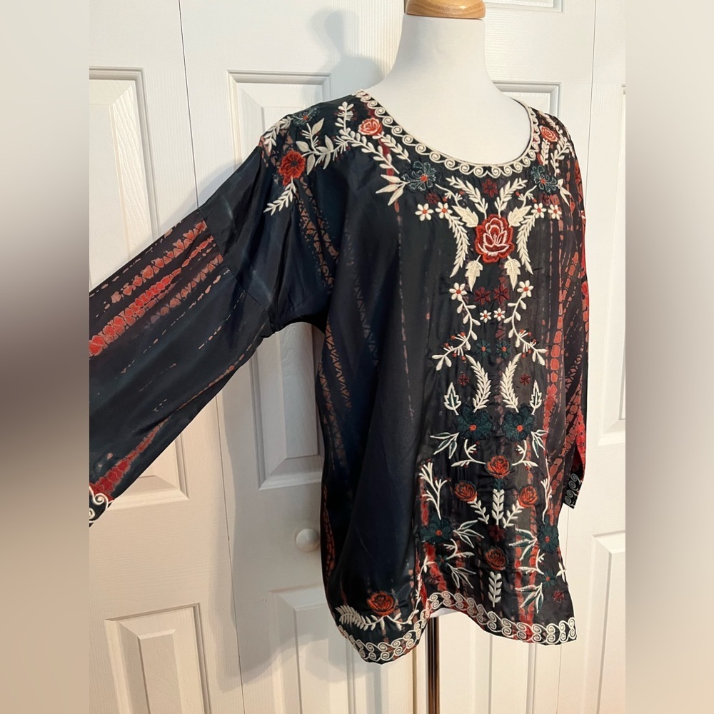 Caite and Kyla Brielle Polysilk Embroidered Blouse. Size Small- Oversized - Picture 4 of 11